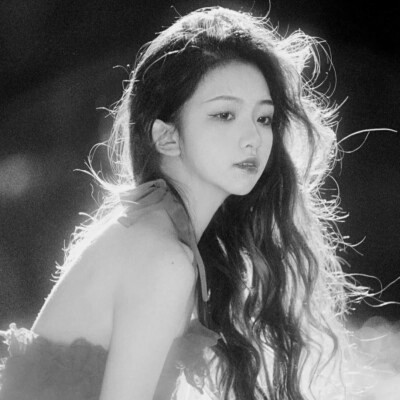 头像治愈系女生森系黑白唯美图片