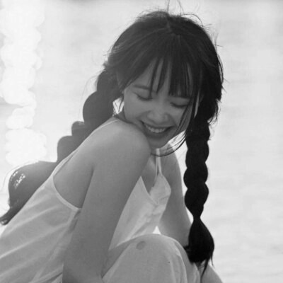 头像治愈系女生森系黑白唯美图片