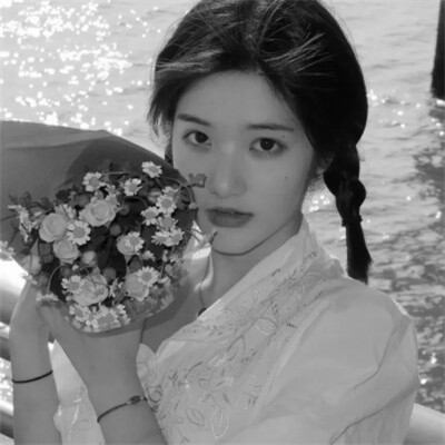 头像治愈系女生森系黑白唯美图片