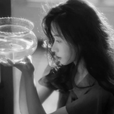 头像治愈系女生森系黑白唯美图片
