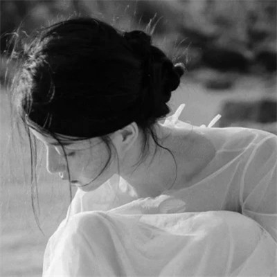 头像治愈系女生森系黑白唯美图片