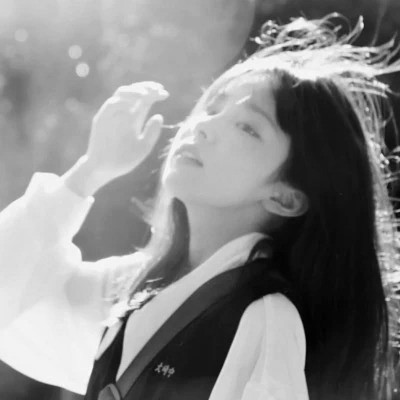 头像治愈系女生森系黑白唯美图片