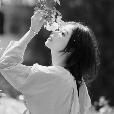 头像治愈系女生森系黑白唯美图片