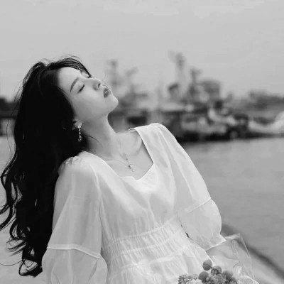 头像治愈系女生森系黑白唯美图片