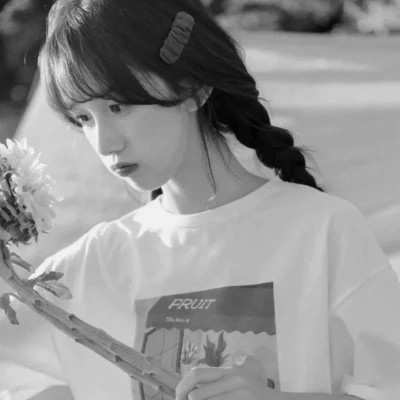 头像治愈系女生森系黑白唯美图片