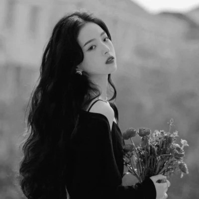 头像治愈系女生森系黑白唯美图片