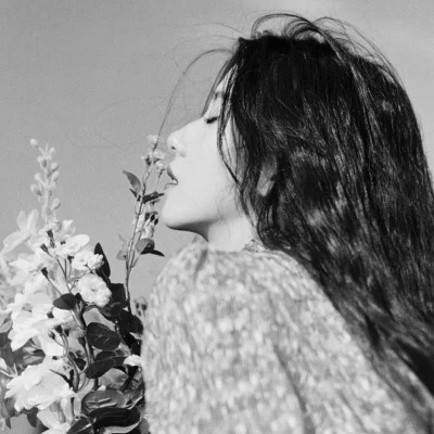 头像治愈系女生森系黑白唯美图片