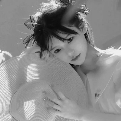 头像治愈系女生森系黑白唯美图片