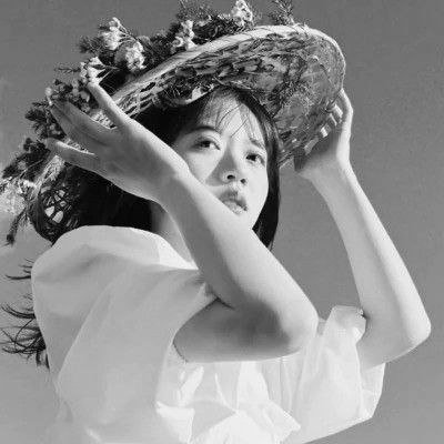 头像治愈系女生森系黑白唯美图片