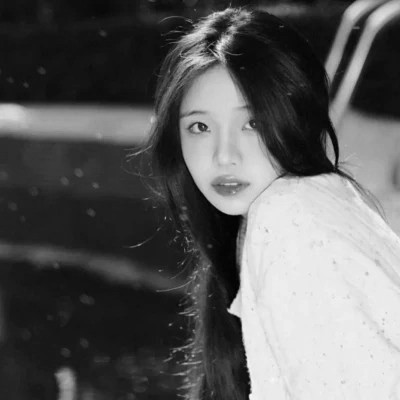 头像治愈系女生森系黑白唯美图片