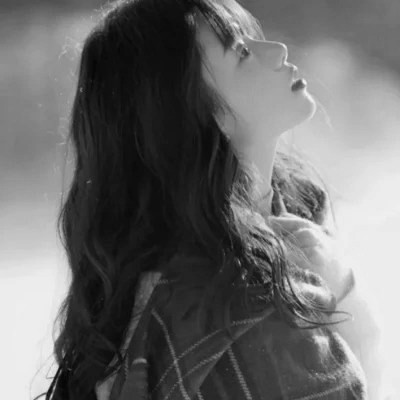 头像治愈系女生森系黑白唯美图片
