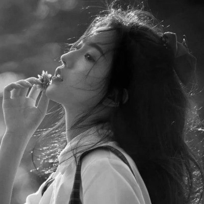 头像治愈系女生森系黑白唯美图片