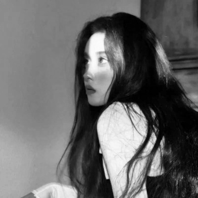 女生黑白简单意境头像真人图片