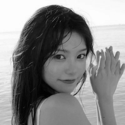 女生黑白简单意境头像真人图片