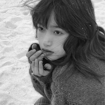 女生黑白简单意境头像真人图片