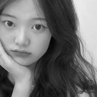 女生黑白简单意境头像真人图片