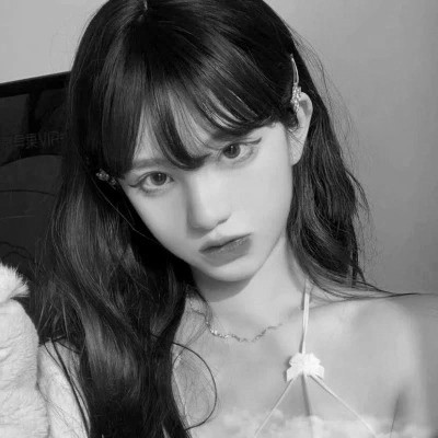 女生黑白简单意境头像真人图片