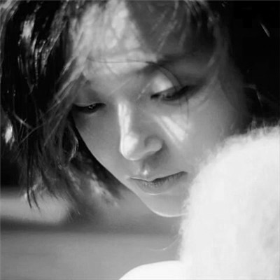 女生黑白简单意境头像真人图片