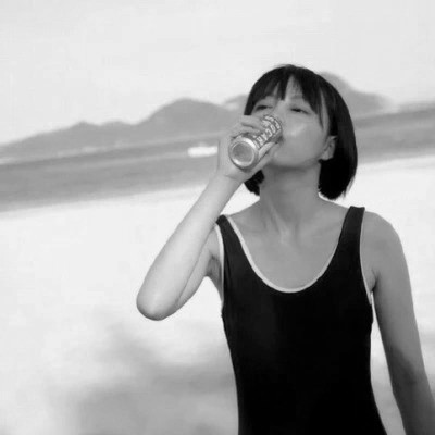 女生黑白简单意境头像真人图片
