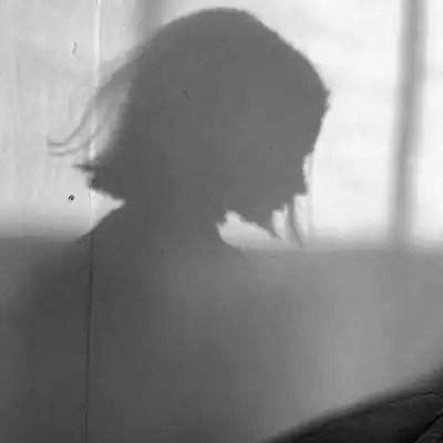 女生黑白简单意境头像真人图片