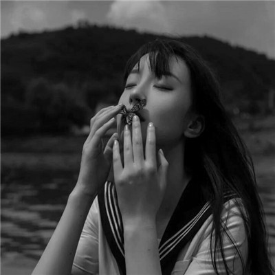 女生黑白简单意境头像真人图片