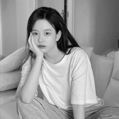 女生黑白简单意境头像真人图片
