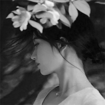 女生黑白简单意境头像真人图片