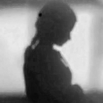 女生黑白简单意境头像真人图片