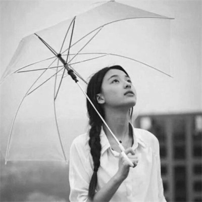 女生黑白简单意境头像真人图片