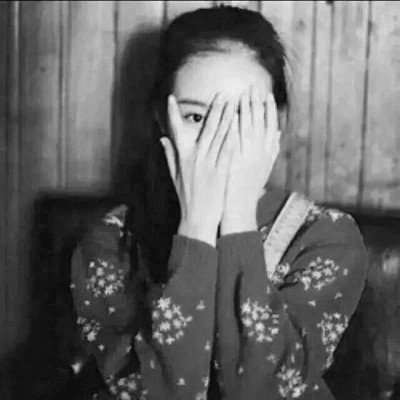女生黑白简单意境头像真人图片