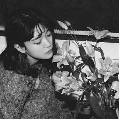 女生黑白简单意境头像真人图片