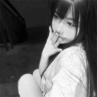 女生黑白简单意境头像真人图片