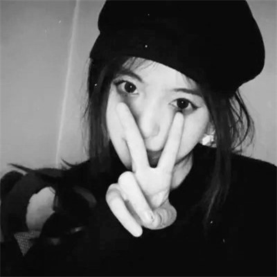 女生黑白简单意境头像真人图片