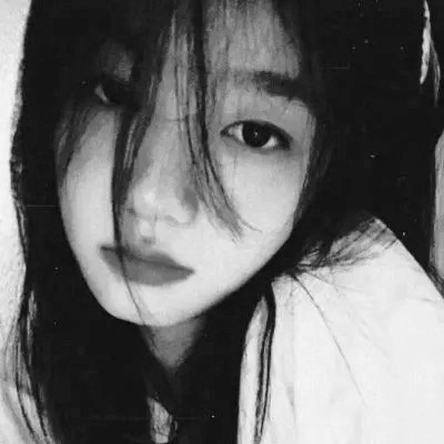 女生黑白简单意境头像真人图片