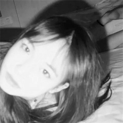 女生黑白简单意境头像真人图片