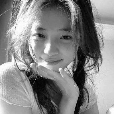 女生黑白简单意境头像真人图片