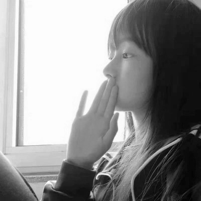 女生黑白简单意境头像真人图片