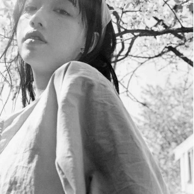 女生黑白简单意境头像真人图片