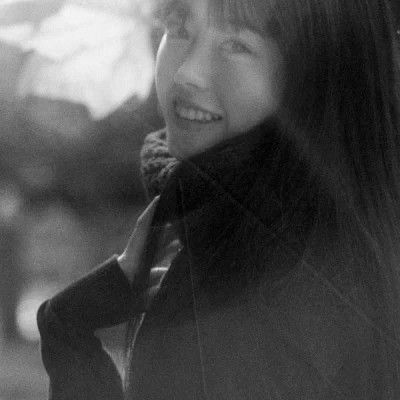 女生黑白简单意境头像真人图片