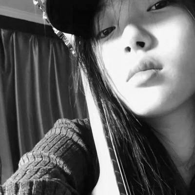 女生黑白简单意境头像真人图片