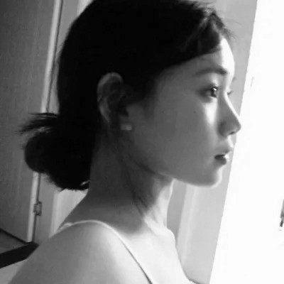 女生黑白简单意境头像真人图片