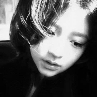 女生黑白简单意境头像真人图片