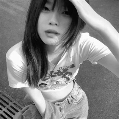 女生黑白简单意境头像真人图片