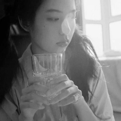 女生黑白简单意境头像真人图片