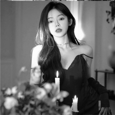 女生黑白简单意境头像真人图片