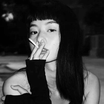 女生黑白简单意境头像真人图片