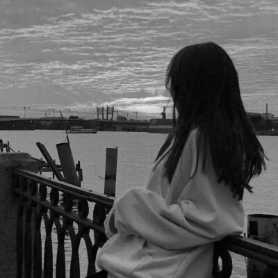 女生黑白简单意境头像真人图片
