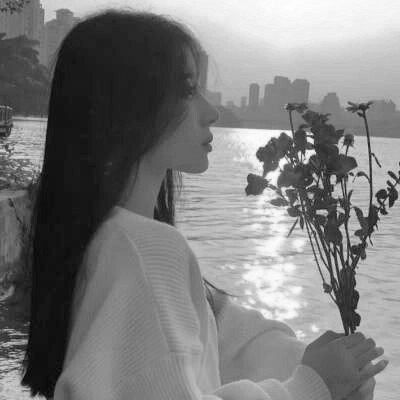 女生黑白简单意境头像真人图片
