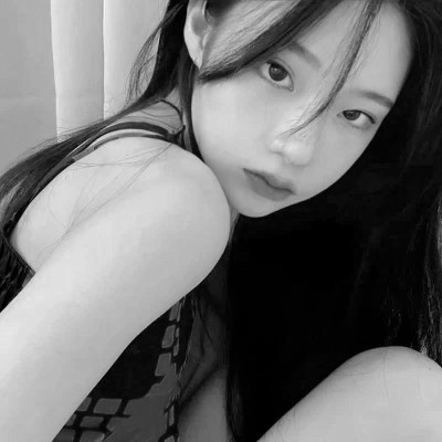 女生黑白简单意境头像真人图片