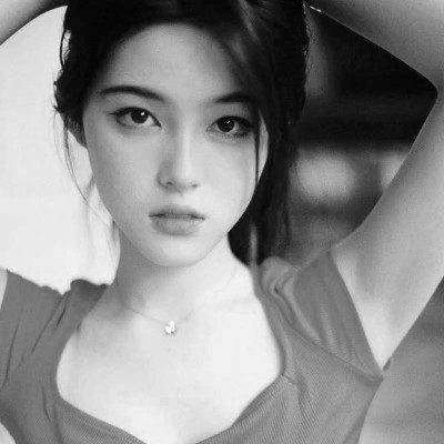 女生黑白简单意境头像真人图片